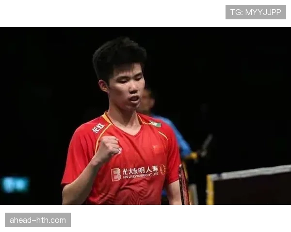 翁泓阳早上醒来还能笑着刷手机，晚上打完球直接掉头睡觉，谁受得了这日常反差？